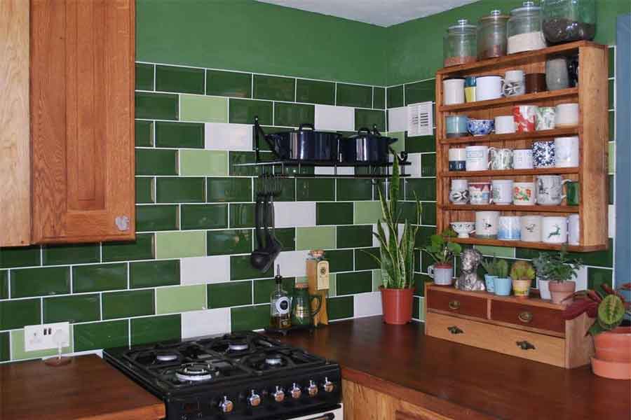 Traditional kitchen tiling