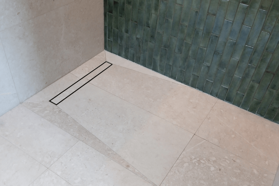 Tiling envelope for minimalist wet room